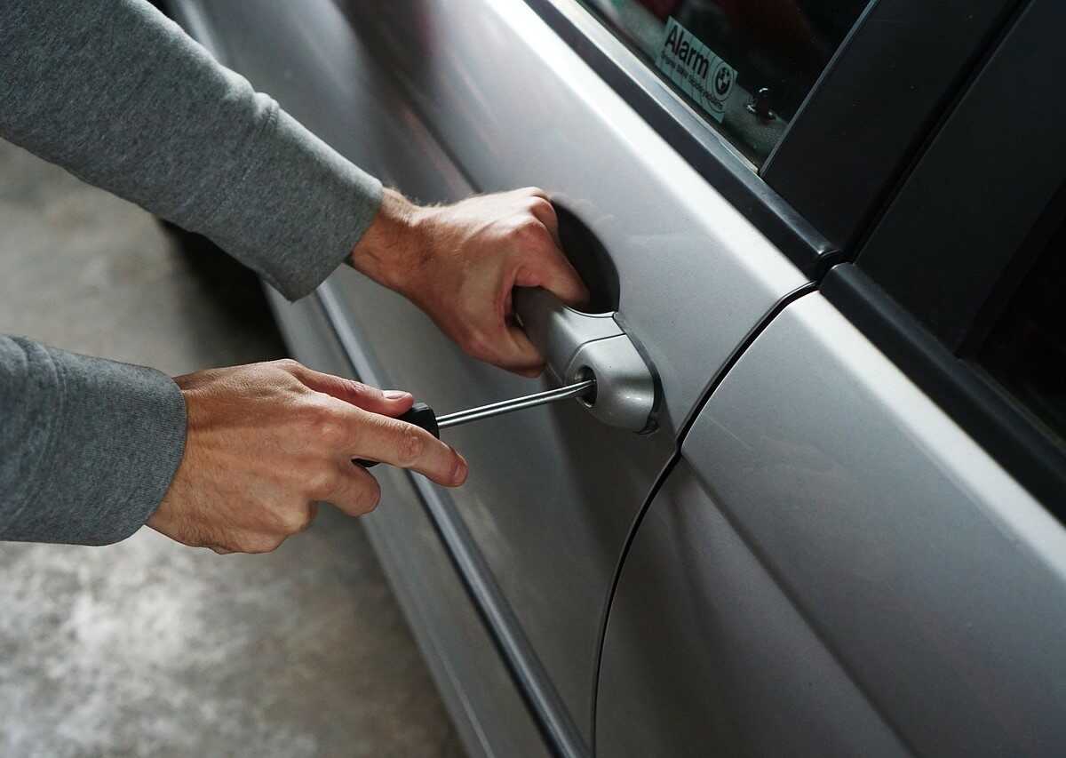 sennik zostać okradzionym